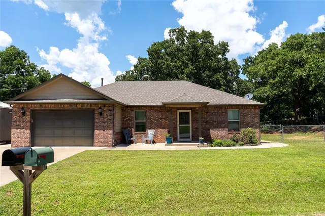 Photo 2 — 407 E Carlos Avenue, Bristow, OK 74010