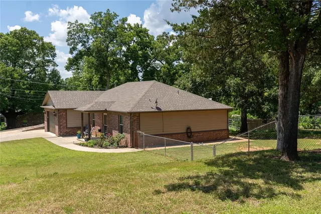 Photo 3 — 407 E Carlos Avenue, Bristow, OK 74010