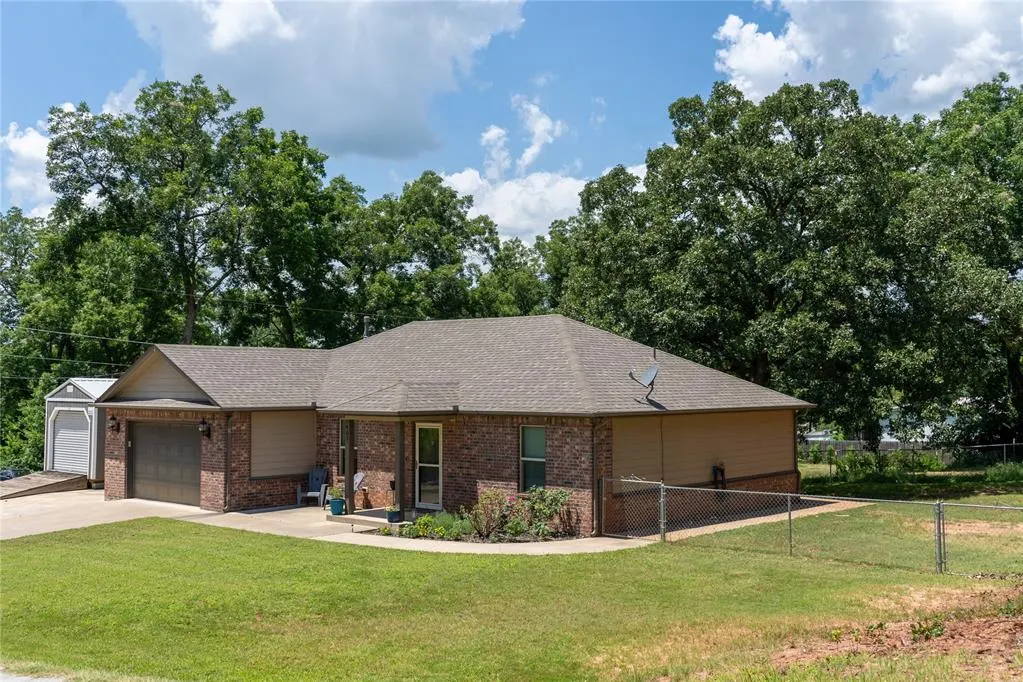 Photo 4 — 407 E Carlos Avenue, Bristow, OK 74010