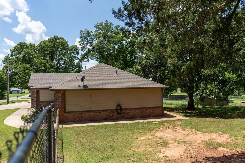 Photo 7 — 407 E Carlos Avenue, Bristow, OK 74010