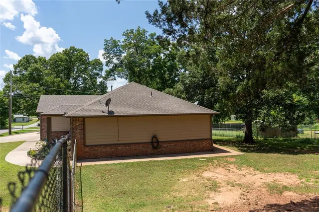 Photo 7 — 407 E Carlos Avenue, Bristow, OK 74010