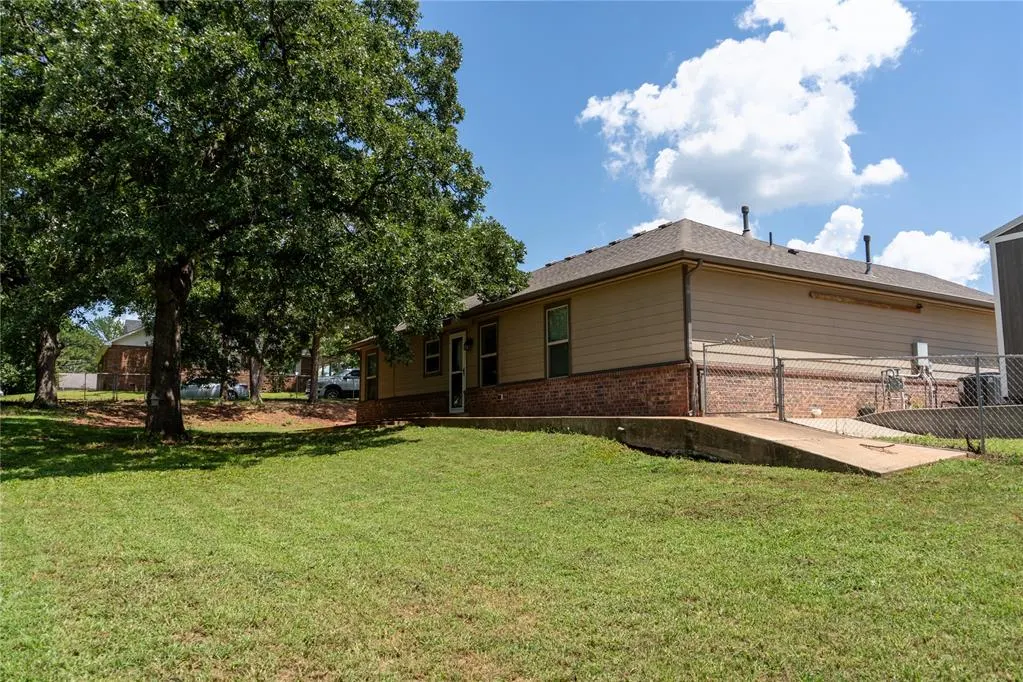 Photo 8 — 407 E Carlos Avenue, Bristow, OK 74010