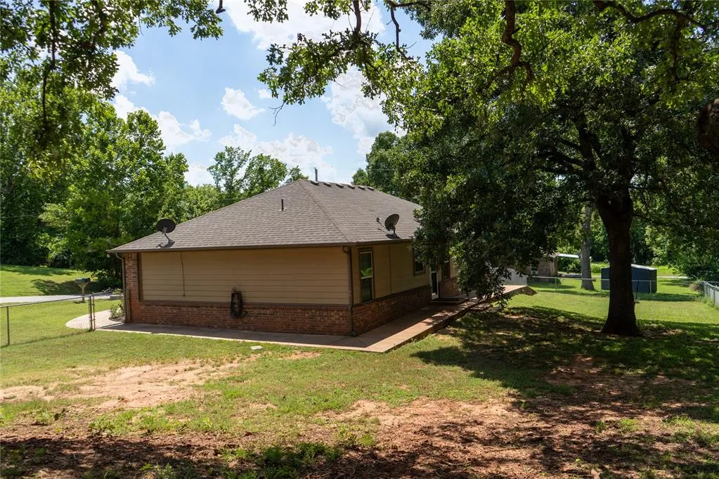 Photo 9 — 407 E Carlos Avenue, Bristow, OK 74010