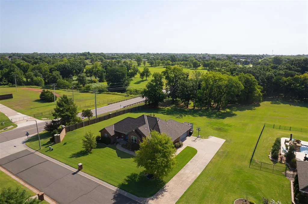 Photo 2 — 3500 Stratford Place, Moore, OK 73160