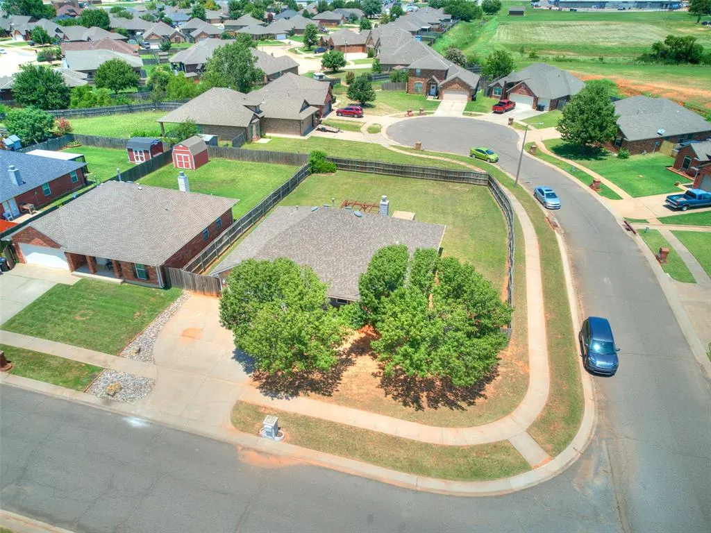 Photo 7 — 421 Madison Place Drive, Moore, OK 73160