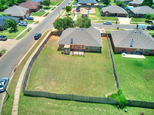 Photo 8 — 421 Madison Place Drive, Moore, OK 73160