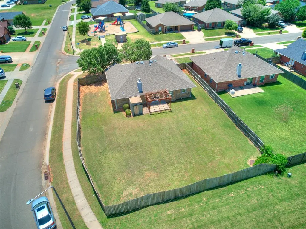 Photo 9 — 421 Madison Place Drive, Moore, OK 73160