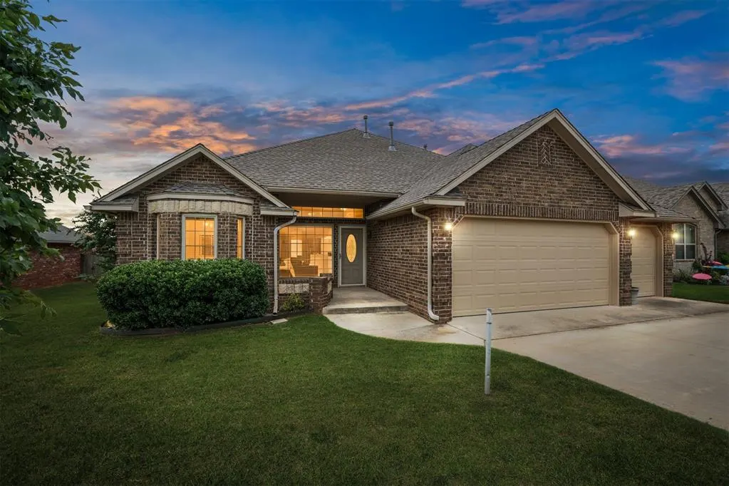 Front exterior — 3212 E Valley Meadow, Norman, OK 73071