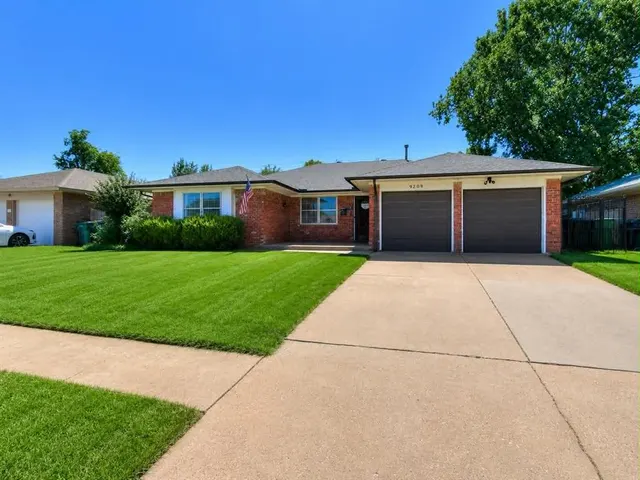 Photo 3 — 9209 S Hillcrest Drive, Oklahoma City, OK 73159