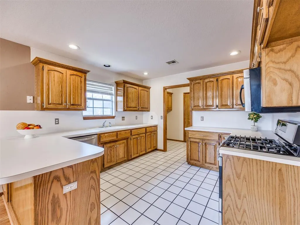 Photo 12 — 13004 Willow crest Lane, Oklahoma City, OK 73170