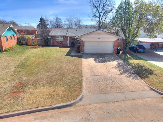 Photo 4 — 124 Oakside Drive, Moore, OK 73160