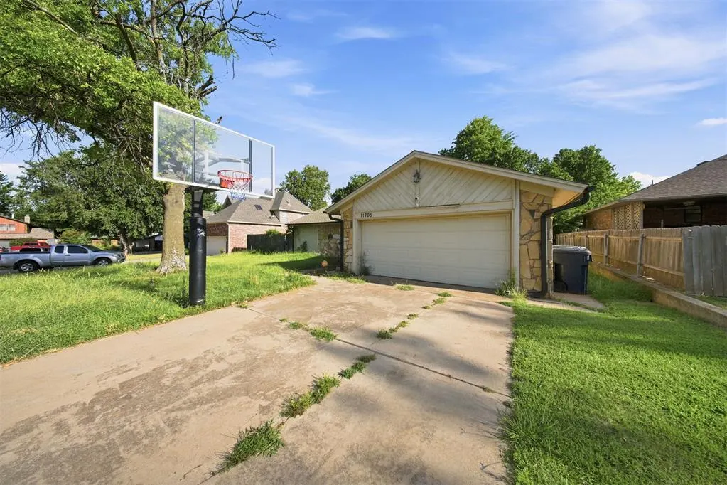 Photo 2 — 11705 NW 117th Street, Yukon, OK 73099