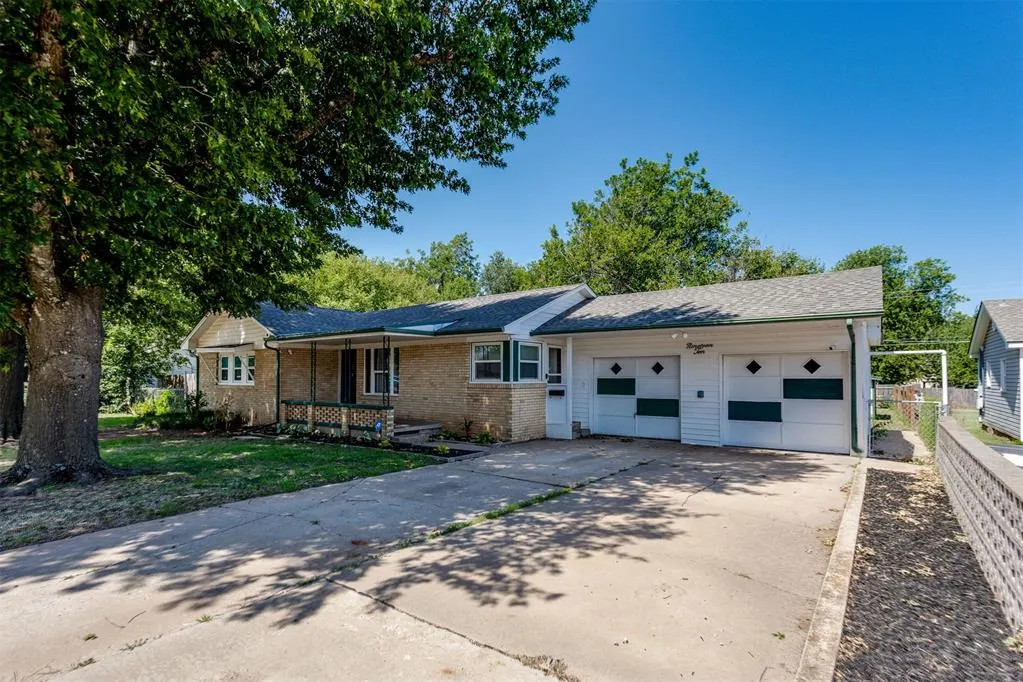 Front exterior — 1910 S 13th Street, Chickasha, OK 73018