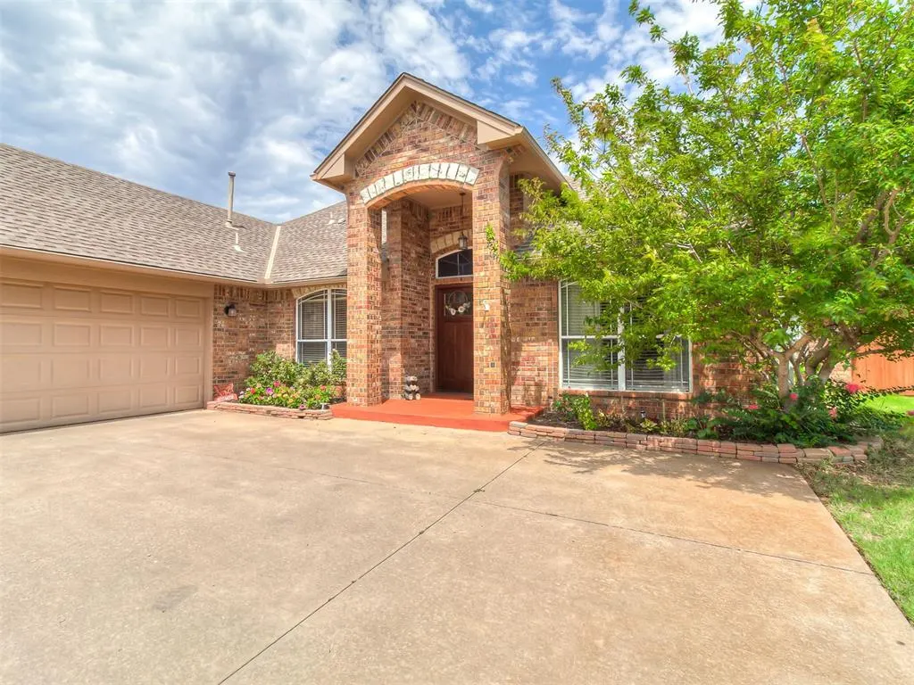 Photo 2 — 16008 Ledge Lane, Edmond, OK 73013