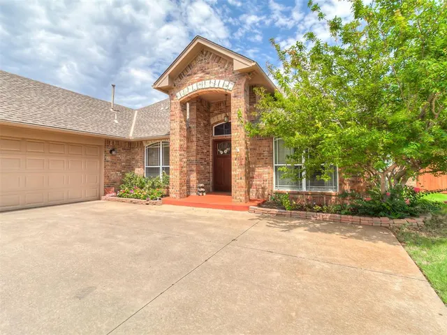 Photo 2 — 16008 Ledge Lane, Edmond, OK 73013