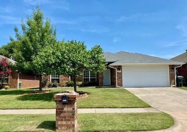 Front exterior — 1633 Creekside Lane, Norman, OK 73071