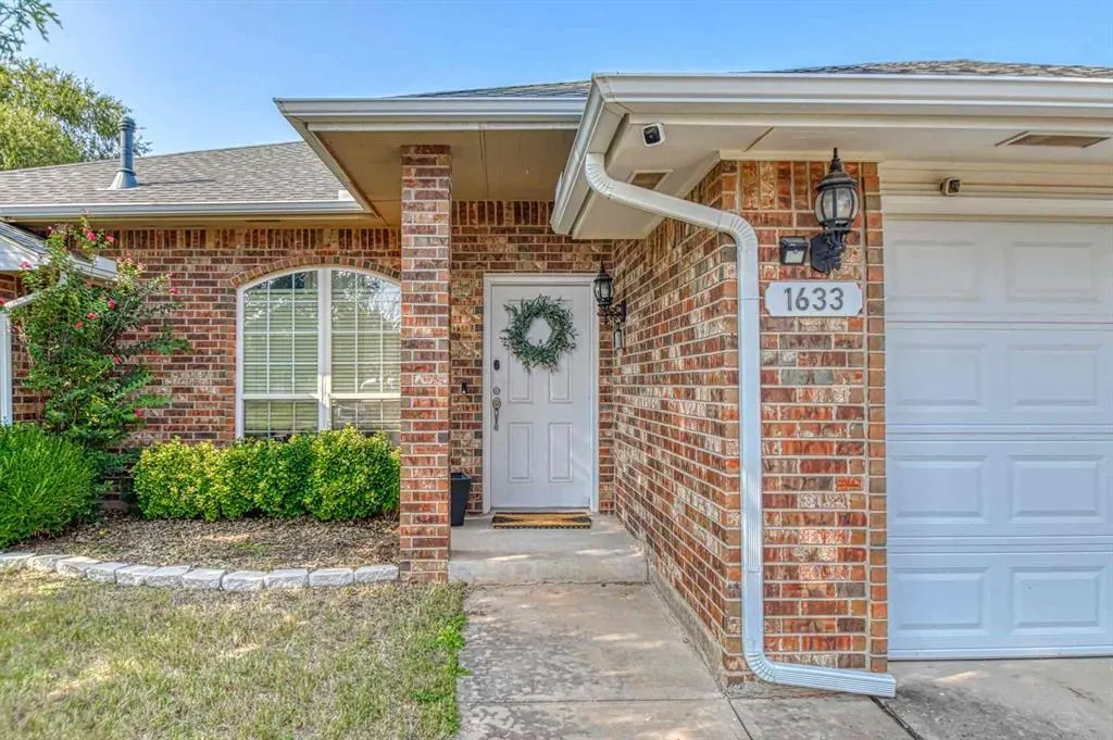 Photo 2 — 1633 Creekside Lane, Norman, OK 73071