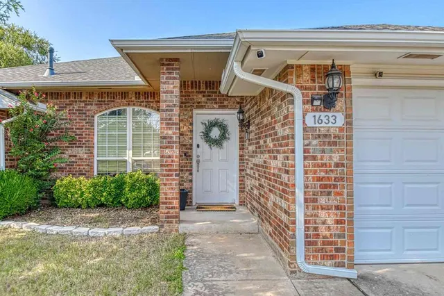 Photo 2 — 1633 Creekside Lane, Norman, OK 73071