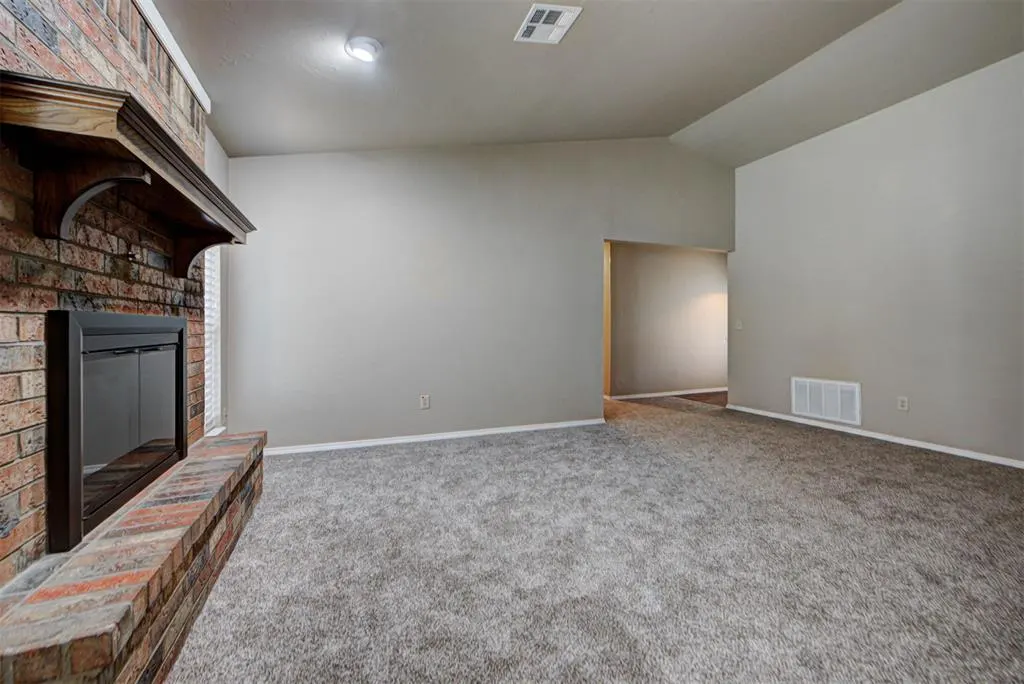 Photo 7 — 929 SW 11th Street, Moore, OK 73160
