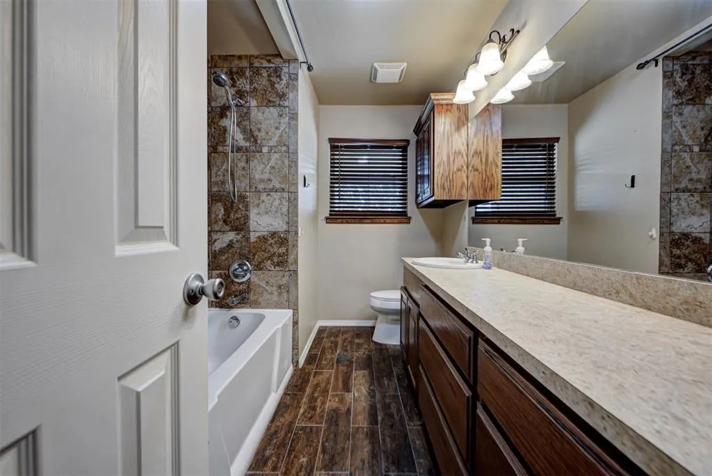 Photo 24 — 929 SW 11th Street, Moore, OK 73160