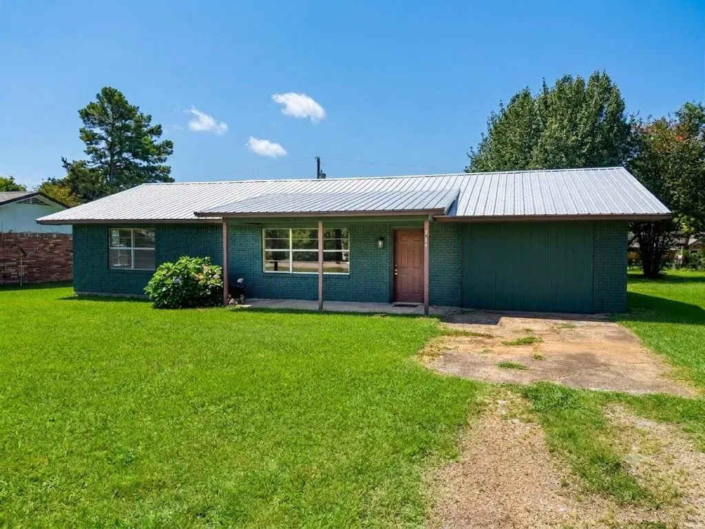 Front exterior — 312 E Meadowview Lane, Valliant, OK 74764