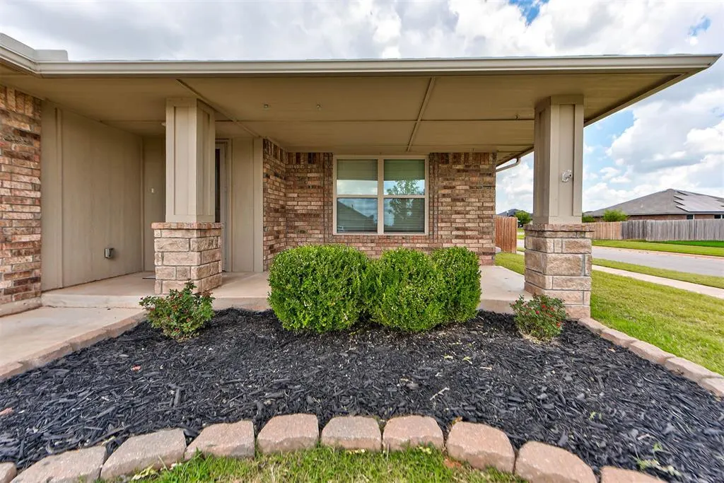 Photo 2 — 1213 Laurel Creek Drive, Yukon, OK 73099