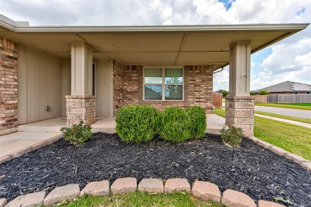 Photo 2 — 1213 Laurel Creek Drive, Yukon, OK 73099