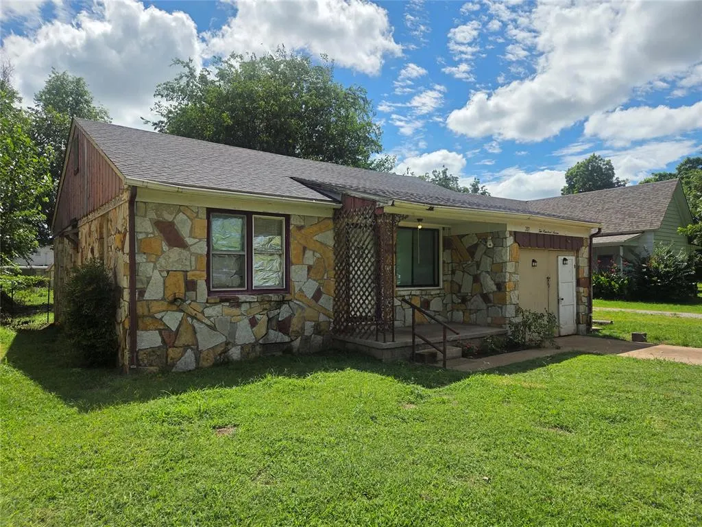 Front exterior — 207 S Elm Street, Pauls Valley, OK 73075