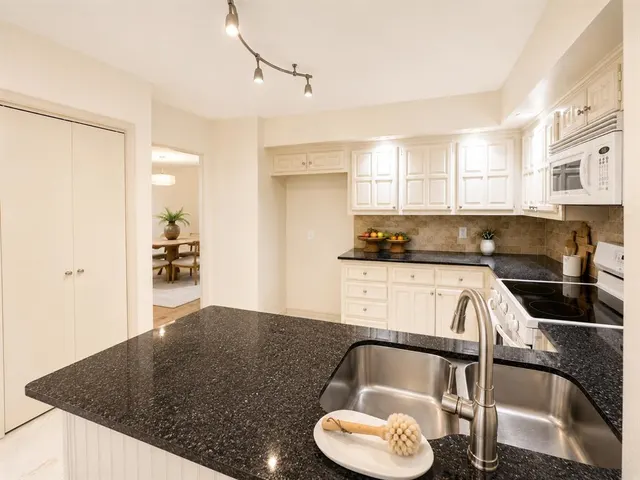 Photo 6 — 11302 N Benttree Circle, Oklahoma City, OK 73120