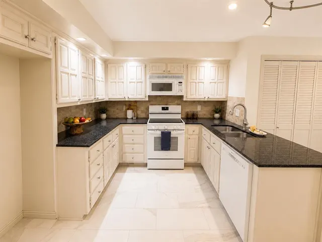 Photo 7 — 11302 N Benttree Circle, Oklahoma City, OK 73120
