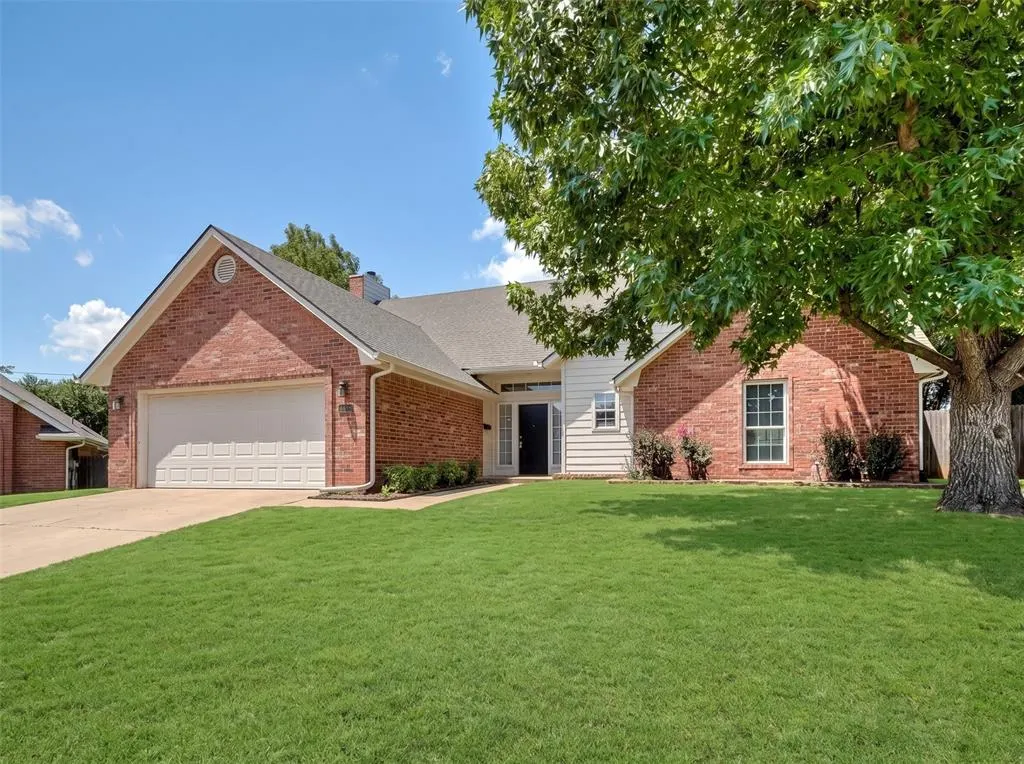 Photo 2 — 1125 Richmond Road, Edmond, OK 73034