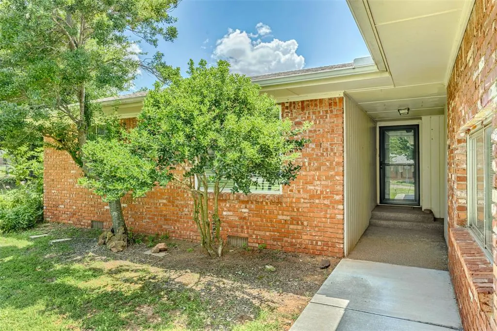 Photo 3 — 708 E Lea Terrace, Mustang, OK 73064