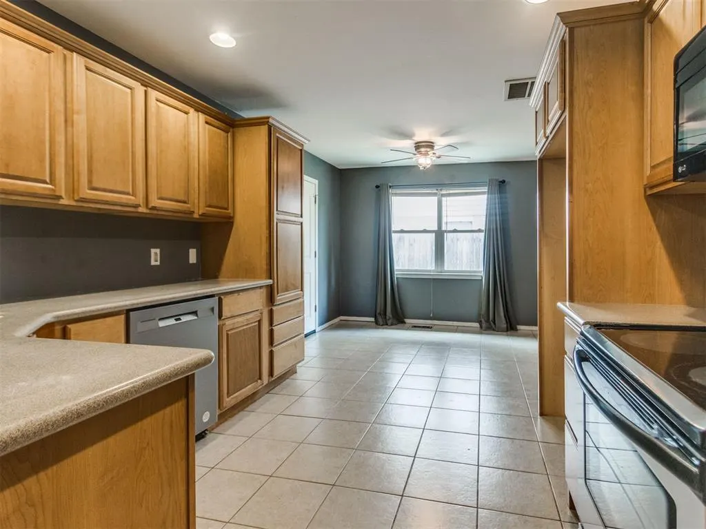 Photo 9 — 1129 Hawthorne Drive, Oklahoma City, OK 73110