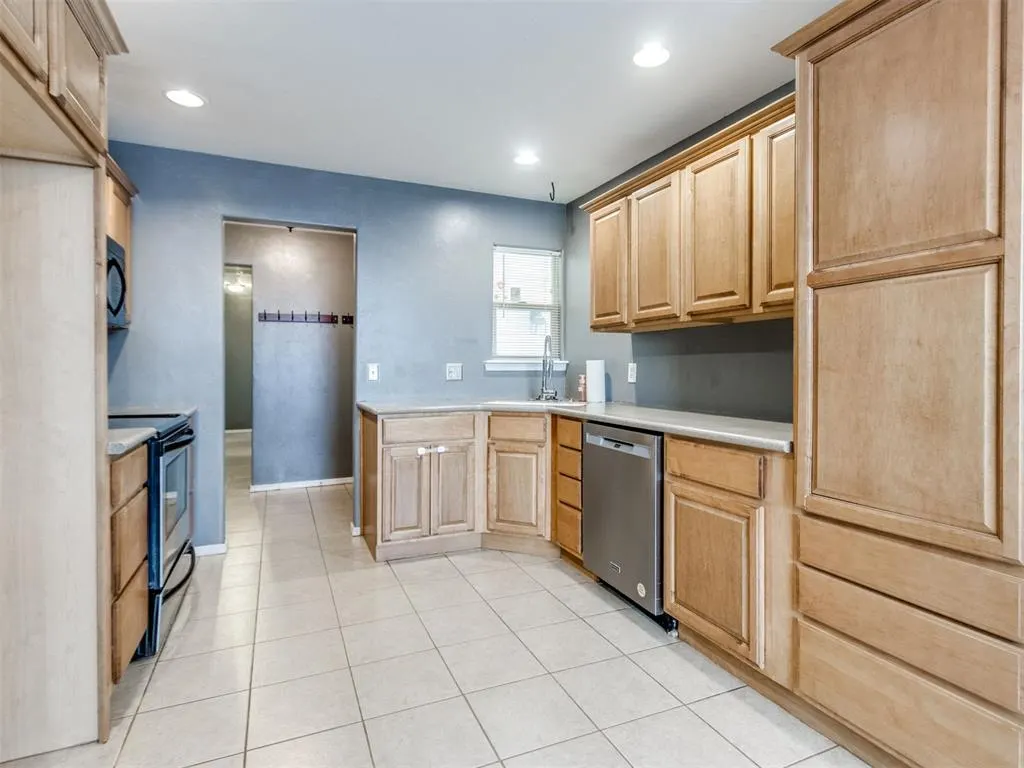 Photo 11 — 1129 Hawthorne Drive, Oklahoma City, OK 73110