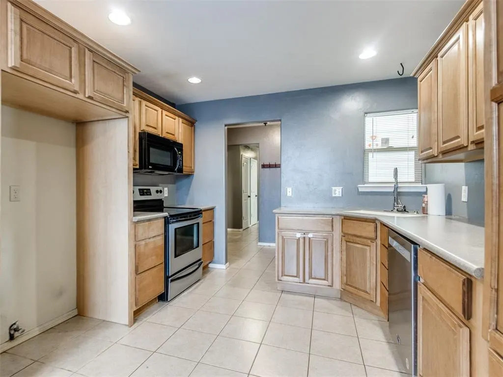 Photo 12 — 1129 Hawthorne Drive, Oklahoma City, OK 73110
