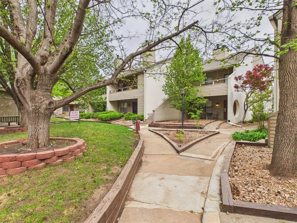 Photo 18 — 11130 Stratford Drive 325, Oklahoma City, OK 73120
