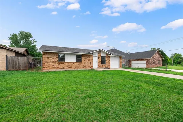 Photo 2 — 10906 Penrith Lane, Oklahoma City, OK 73114