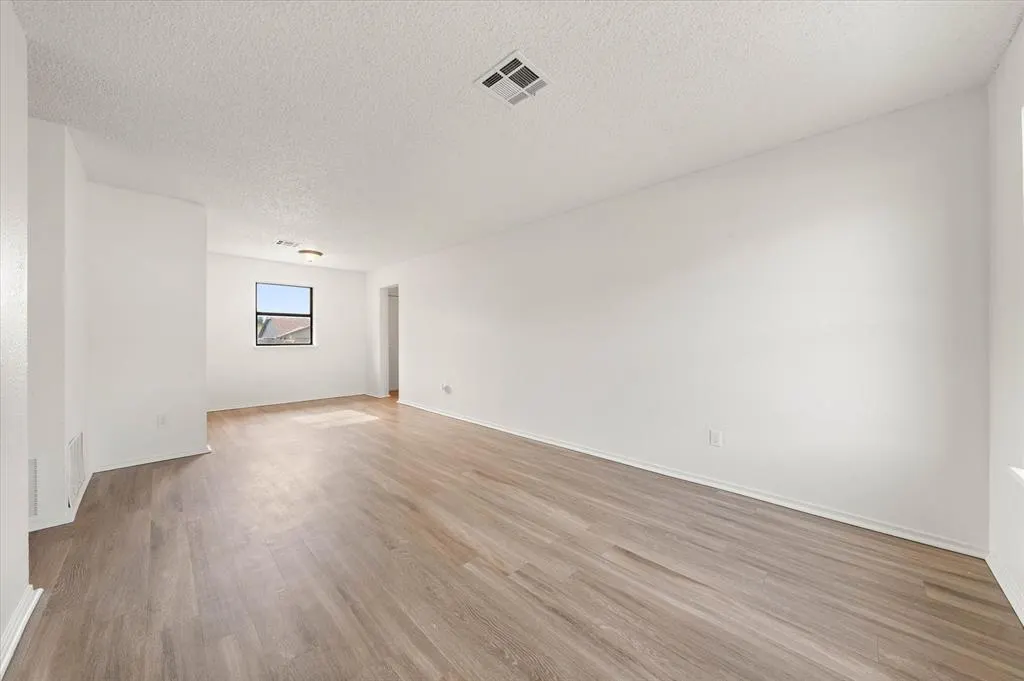 Photo 3 — 10906 Penrith Lane, Oklahoma City, OK 73114