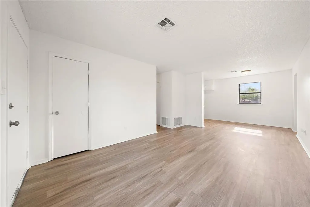 Photo 4 — 10906 Penrith Lane, Oklahoma City, OK 73114