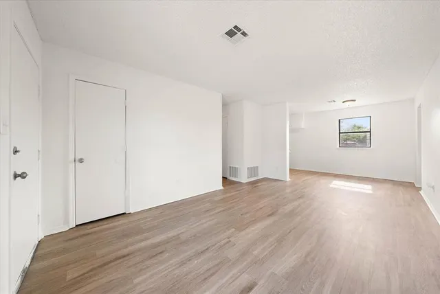 Photo 4 — 10906 Penrith Lane, Oklahoma City, OK 73114