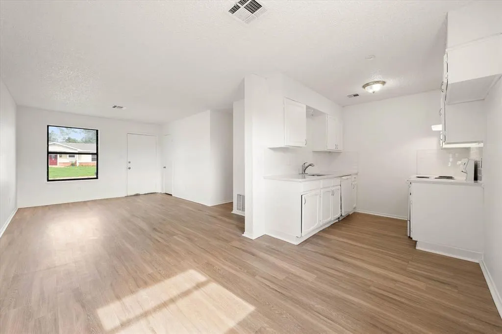 Photo 5 — 10906 Penrith Lane, Oklahoma City, OK 73114