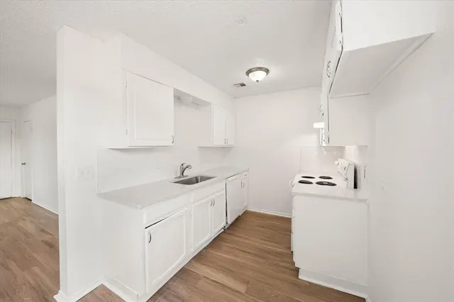 Photo 6 — 10906 Penrith Lane, Oklahoma City, OK 73114