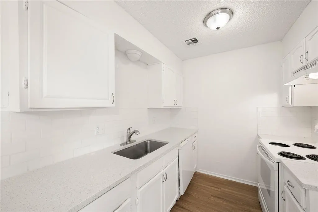 Photo 7 — 10906 Penrith Lane, Oklahoma City, OK 73114