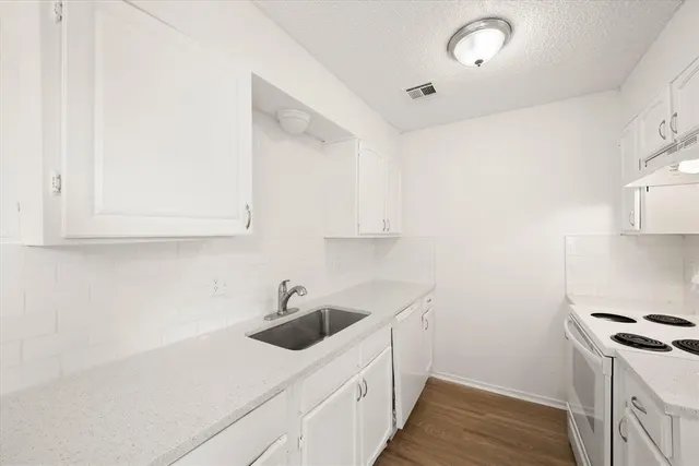 Photo 7 — 10906 Penrith Lane, Oklahoma City, OK 73114