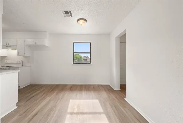 Photo 8 — 10906 Penrith Lane, Oklahoma City, OK 73114