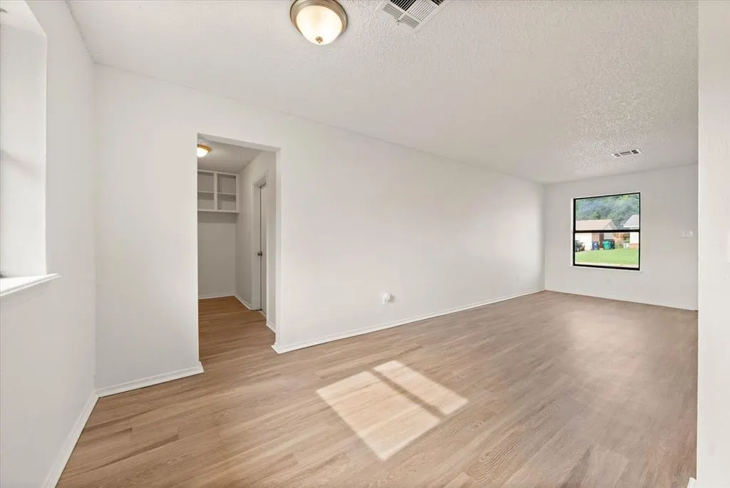 Photo 9 — 10906 Penrith Lane, Oklahoma City, OK 73114