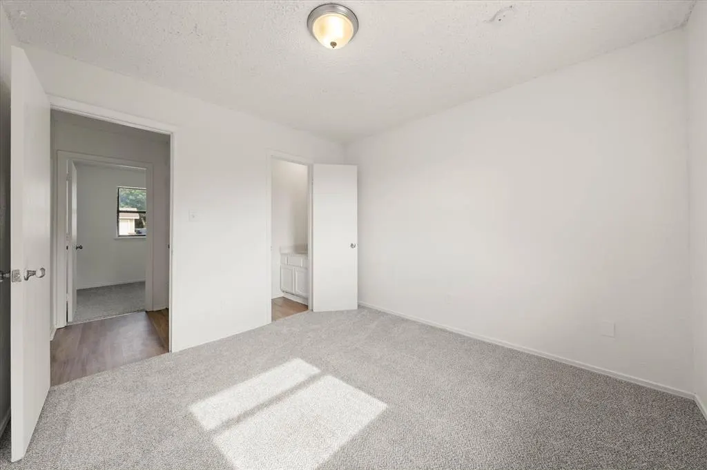 Photo 11 — 10906 Penrith Lane, Oklahoma City, OK 73114