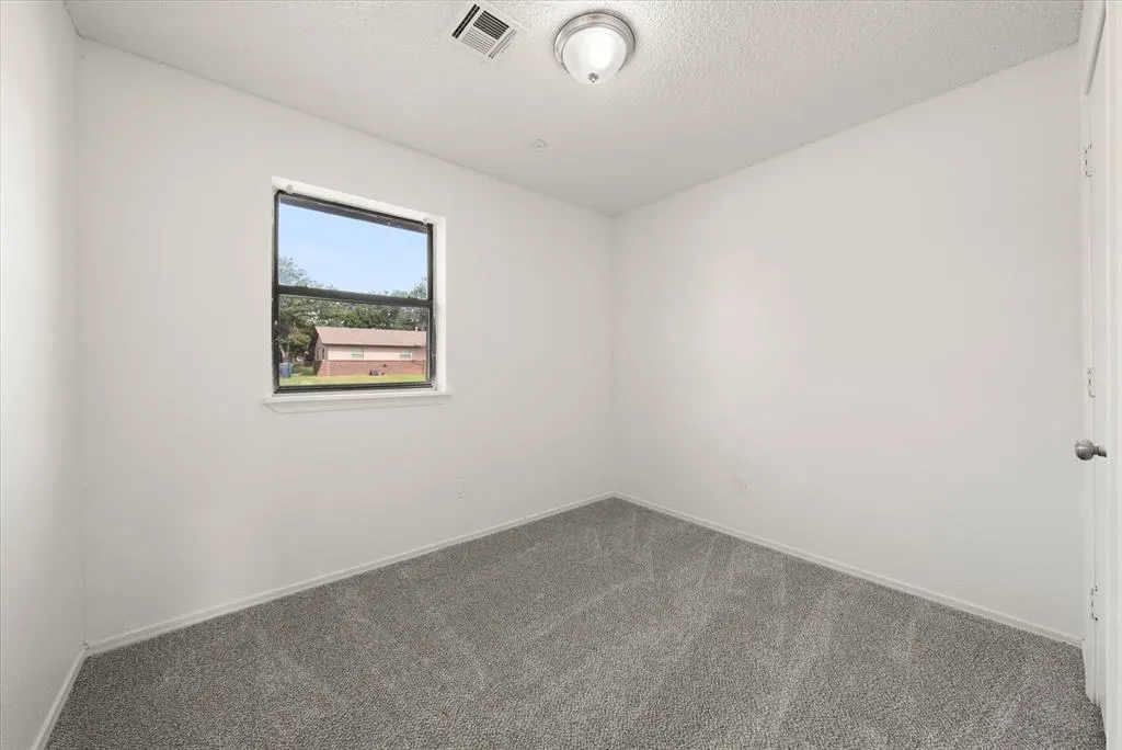 Photo 14 — 10906 Penrith Lane, Oklahoma City, OK 73114