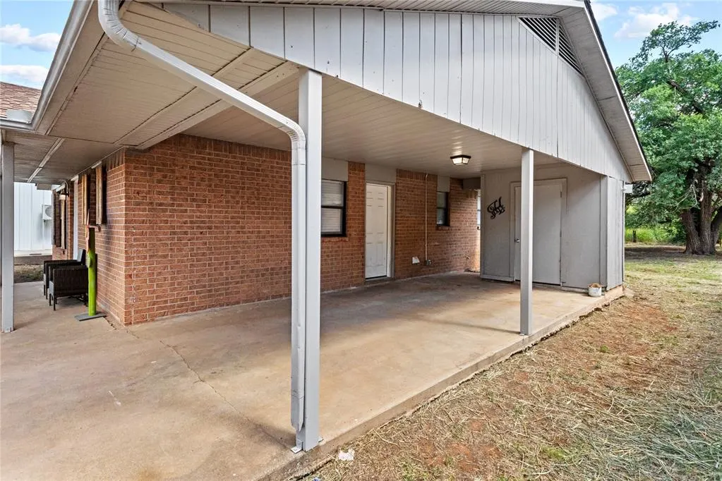 Photo 3 — 522 E Clark Avenue, Weatherford, OK 73096