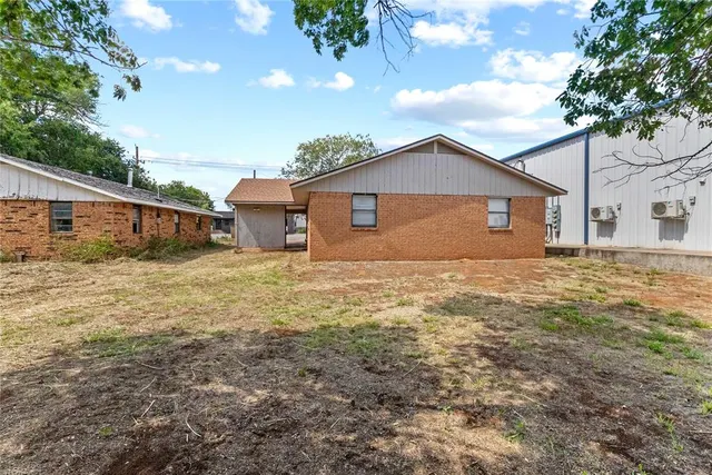 Photo 5 — 522 E Clark Avenue, Weatherford, OK 73096